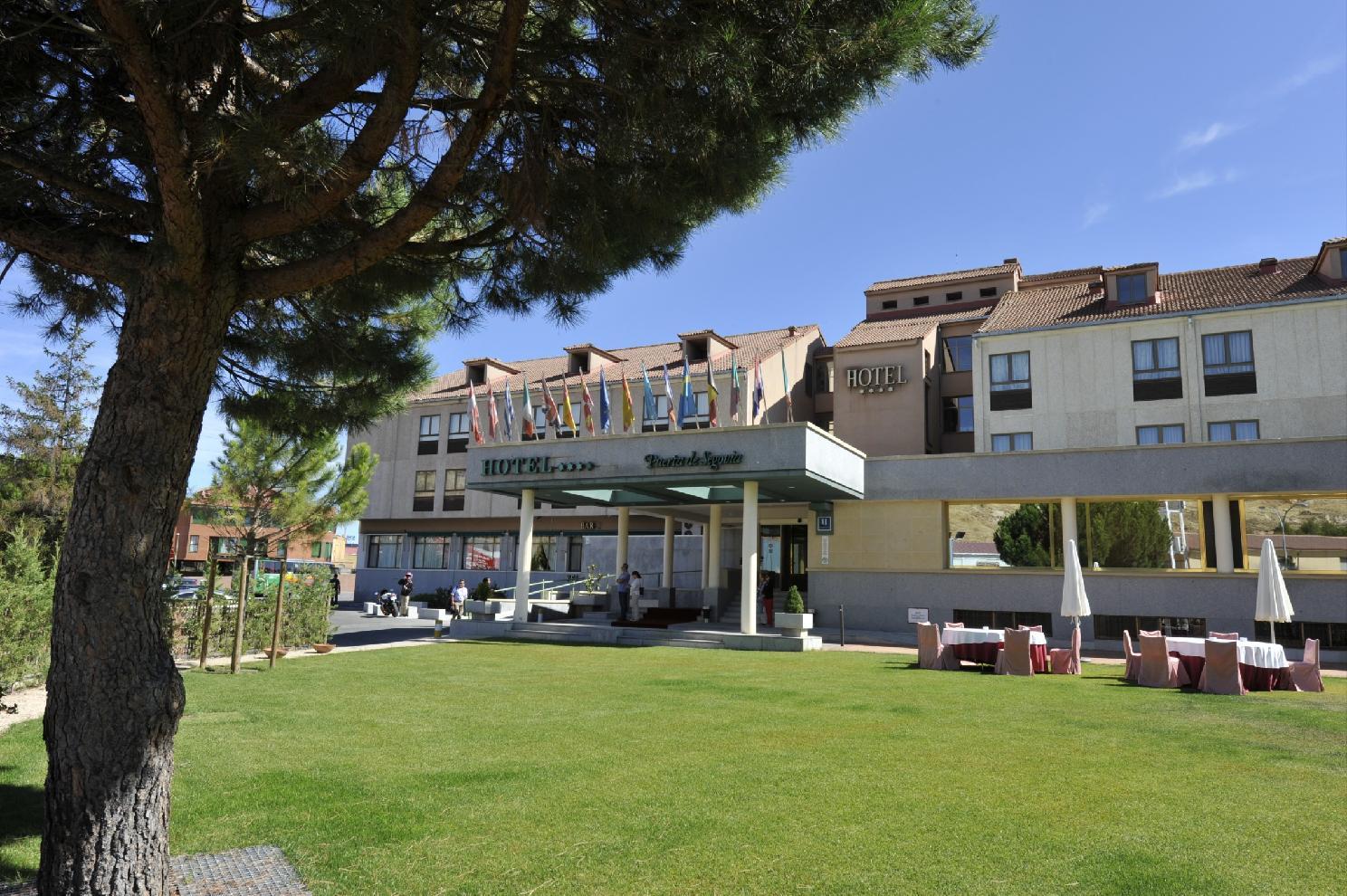 Hotel Puerta De Segovia 4*